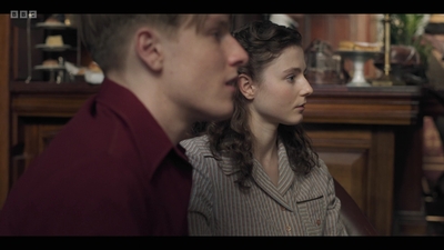 Life_After_Life_S01E04_mkv11271.jpg