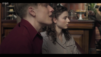 Life_After_Life_S01E04_mkv11272.jpg