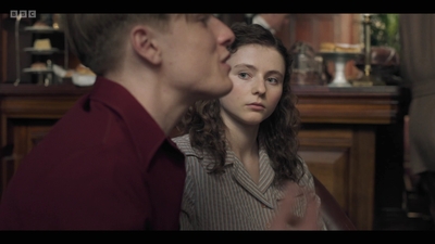 Life_After_Life_S01E04_mkv11273.jpg